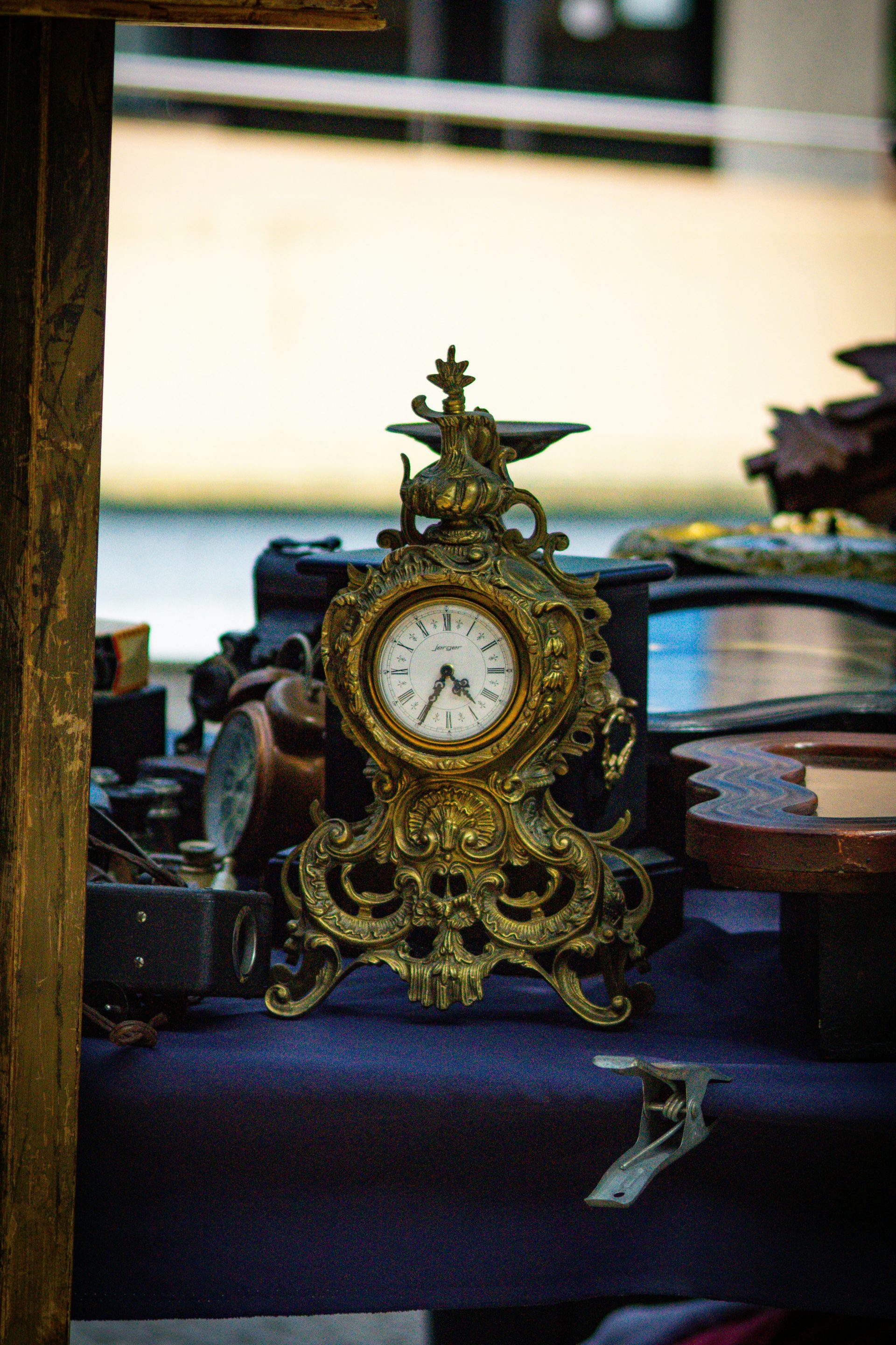 Une horloge en or posée sur une table