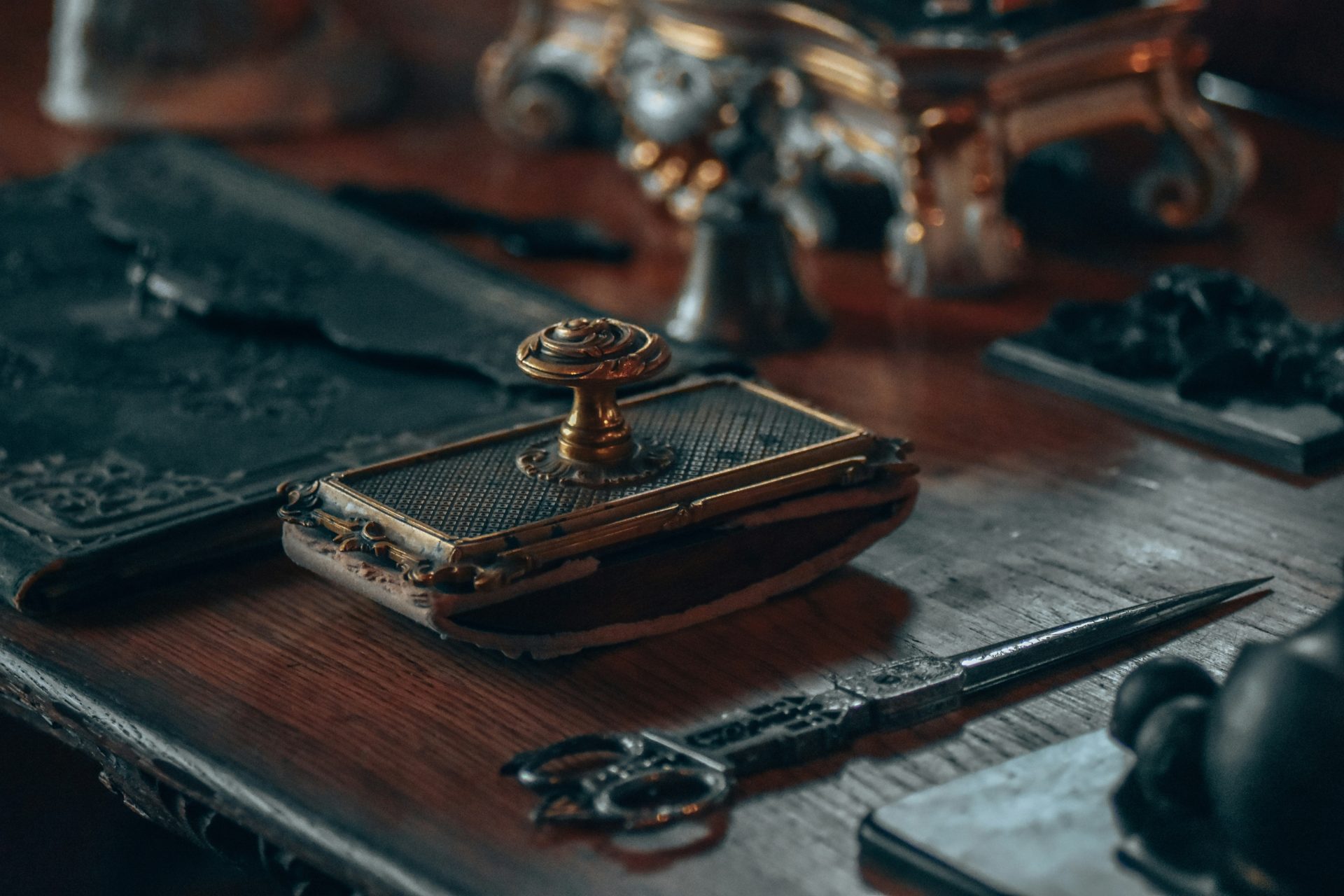 un gros plan d'un marteau et d'un livre