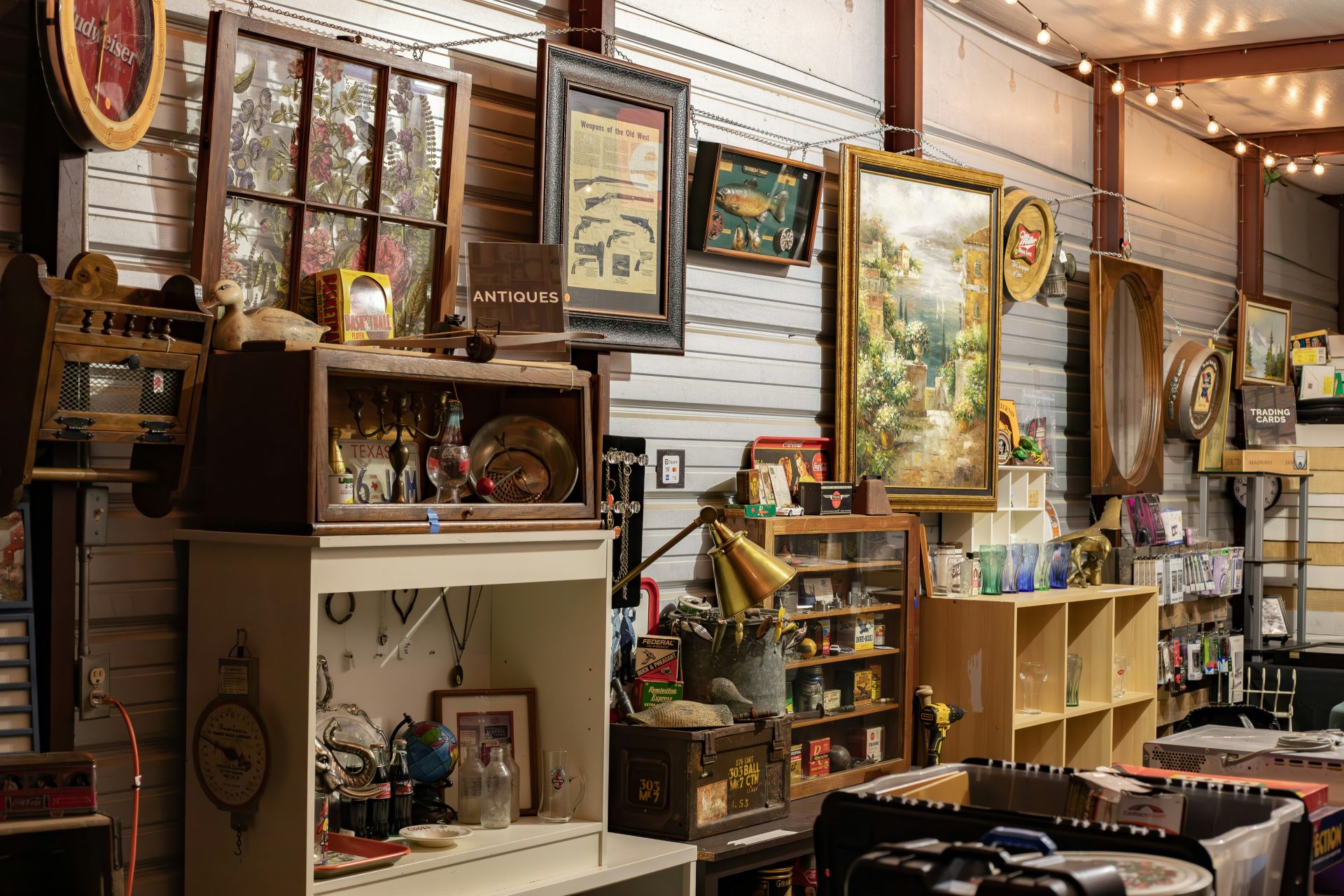 une pièce remplie de beaucoup d'objets différents