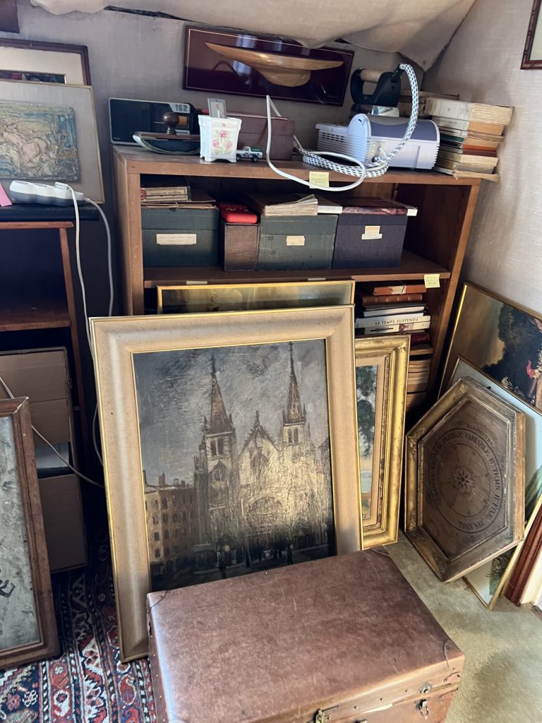 Une pièce remplie de nombreuses photos et objets décoratifs accrochés aux murs.